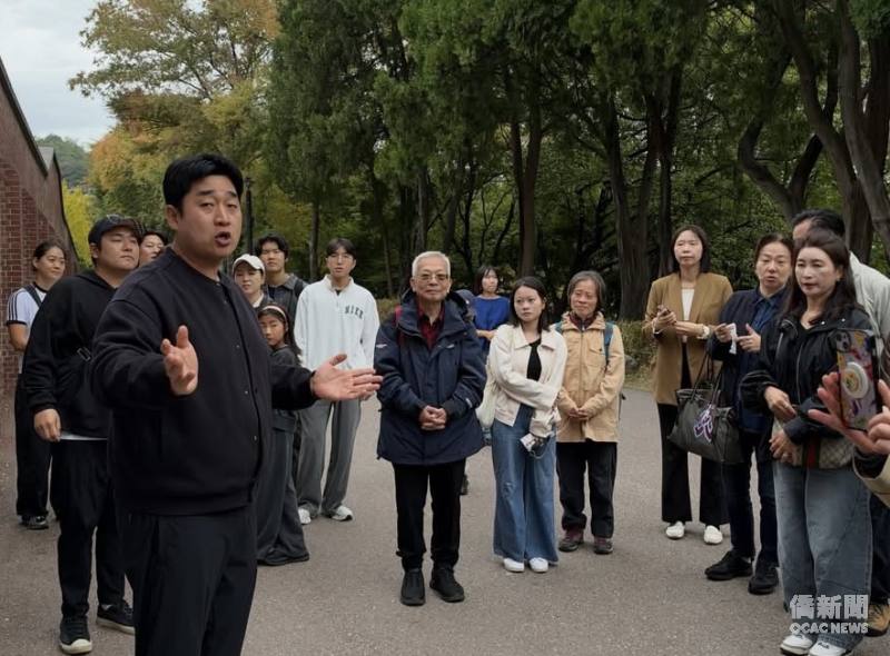國慶秋遊活動由韓國華僑協會聯合總會青年會會長何紹榮(左前)帶領參觀