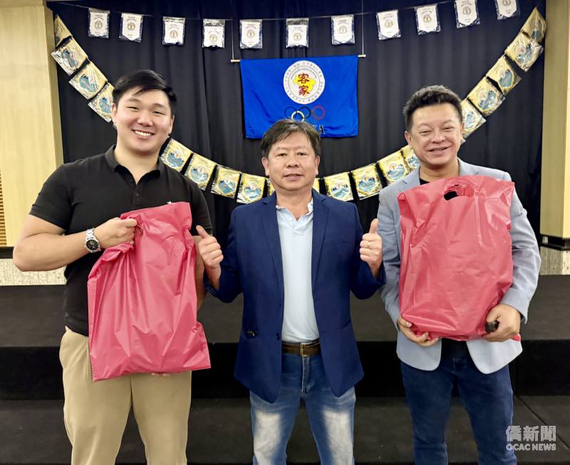 陳宗沐（中）致贈紀念品給兩位講座，以表謝意，右為人才培訓師林維廉、左為投資理財專家鄭龍星