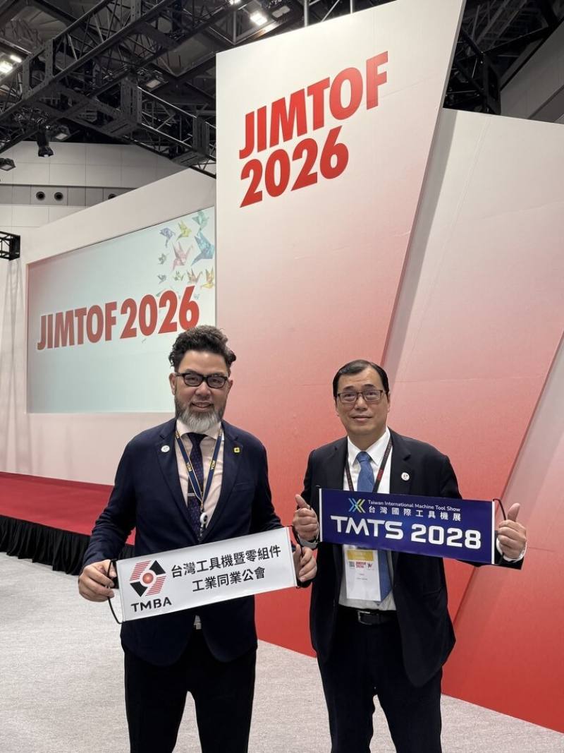 日本國際工具機展覽會（JIMTOF 2026）26日起登場，台灣工具機暨零組件工業同業公會理事長陳紳騰（左）率會員廠商參展。（公會提供）