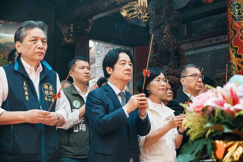 賴清德總統27日上午前往「頂泰山巖」及「下泰山巖」參香祈福
