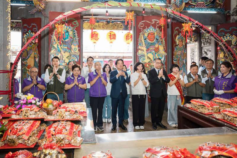 總統前往「頂泰山巖」參香祈福