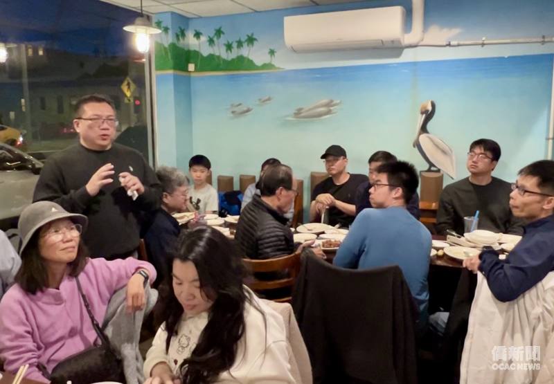 陳冠中向大家介紹接下來的商會活動規劃。