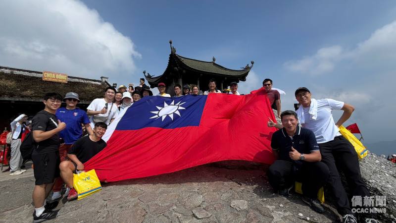 攻頂後大家拉起巨幅中華民國國旗，共同慶祝中華民國生日快樂。