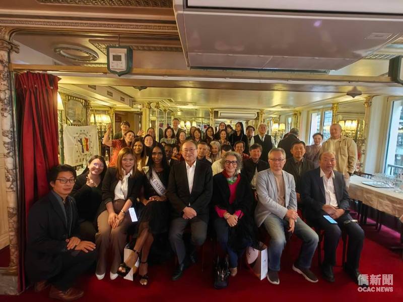 「中華民國115年國慶暨臺法交流酒會」與會僑胞跟貴賓大合照。