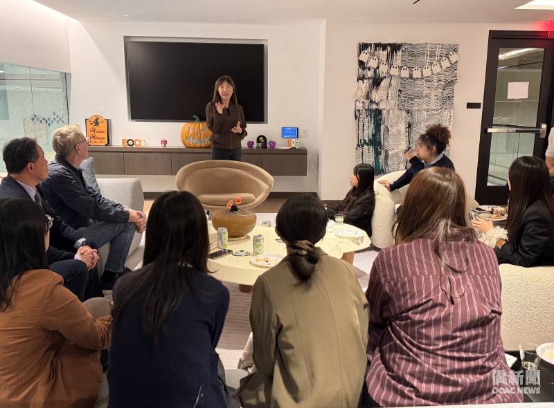 黃百齡（立者）在華府設宴為學員餞行，並分享在美國投入社區服務，以蘭花推廣臺灣文化的歷程。