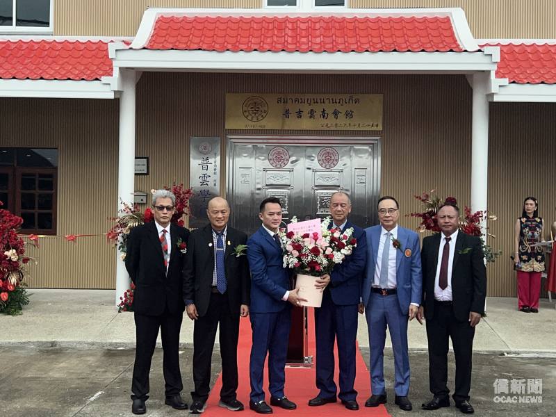 泰國雲南會館理事長李永富(右3)向普吉雲南會館會長楊文龍(左3)獻花祝賀