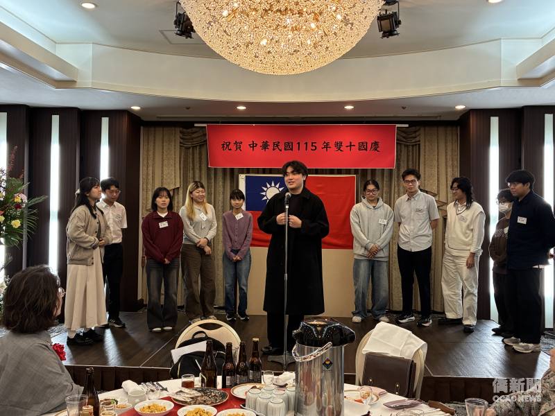 新潟臺灣留學生上臺自我介紹。