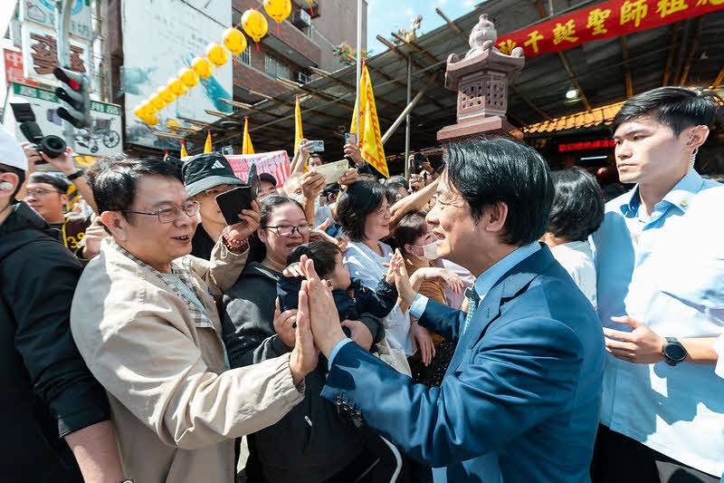 總統前往「下泰山巖」參香祈福