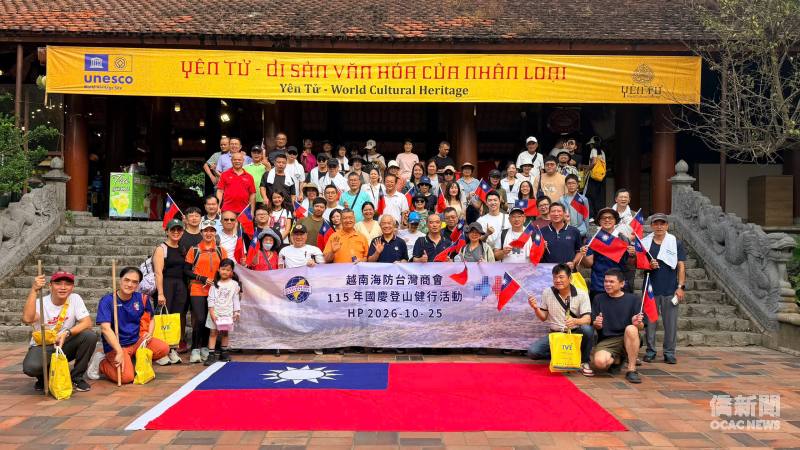 「115年國慶登山健行活動」與會人員於安子山纜車站入口合照。
