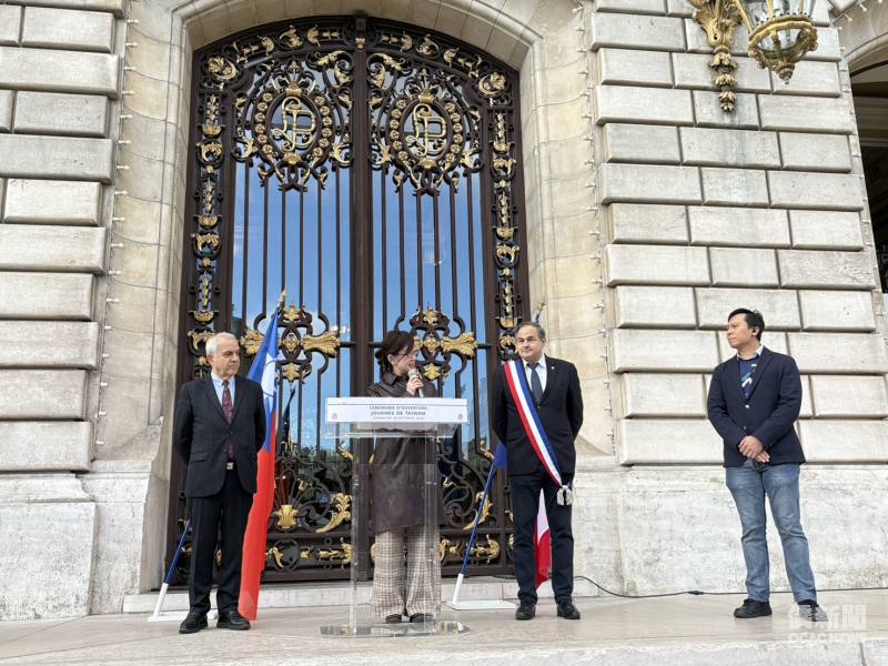 駐法國代表處大使郝培芝(左2)於開幕典禮致詞， Levallois-Perret 市副市長Jérome Karkulowski(右2)、法國參議院第一副議長法國參議院第一副議長Roger Karoutchi(左1)及法國台灣協會會長呂建承(右1)出席活動。