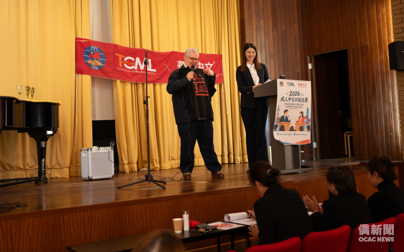 成人華語演講比賽第一名得主 Paul Rusinak 分享自己喜愛的餐廳，因為太喜歡該餐廳而特地購買服務生制服並穿上臺比賽，增添不少歡樂氣氛。