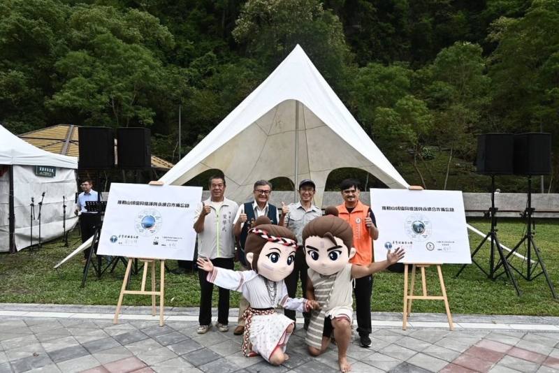 太魯閣國家公園管理處長劉守禮（後右2）26日在秀林鄉代理鄉長孔文吉（後左2）見證下，與同禮部落自然生態自治協進會理事長葉學武（後左1）、原住民部落永續發展協會理事長陳聖華（後右1）共同簽署「推動山域協同維護與永續合作備忘錄」。（太魯閣國家公園管理處提供）