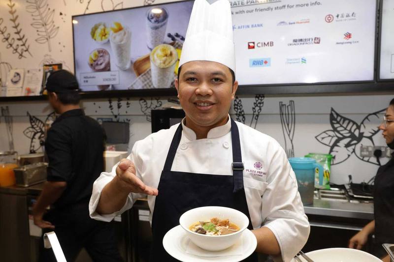 交通部觀光署駐吉隆坡辦事處與環亞集團27日推出台灣美食與旅遊推廣活動，展示以台灣特色食材剝皮辣椒製作的湯麵。