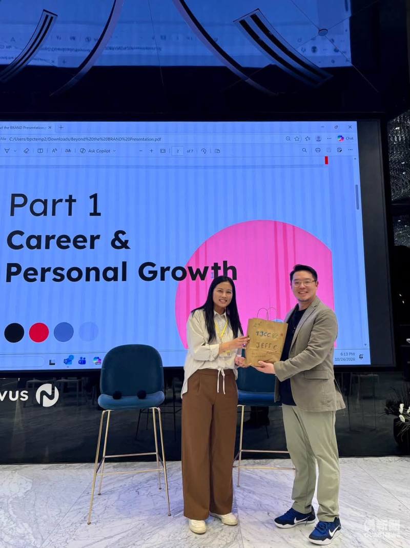 王子喬致贈禮品予北美洲臺灣商會聯合總會秘書長張哲豪(右)，感謝他分享職涯成長、領導力及人脈經營等經驗