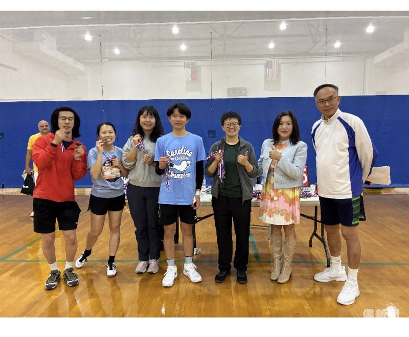 僑務顧問黃光榮(右一)、方素如(右二)與得獎選手合影