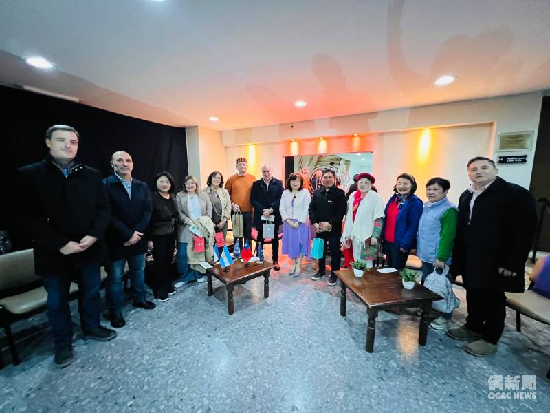 謝妙宏與僑胞會晤布省國立中央大學校長Marcelo Aba(左7)及Tandil市種族聯盟主席Néstor Pávic(左6)。