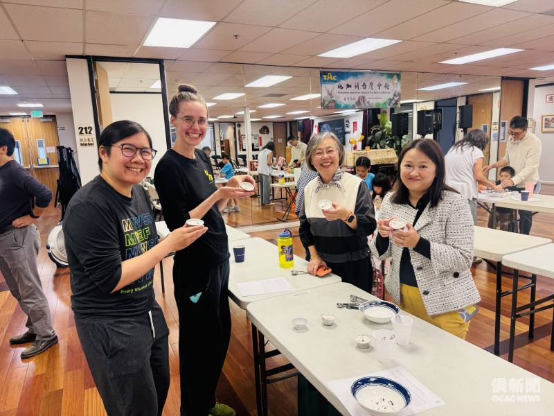 Kirstin Early（左二）參與北加州臺灣會館（TAC）臺灣華語文學習中心（TCML）狀元糕製作活動，與高級班教師陳思嘉（右一）、校長戴佩俐（右二）一同體驗臺灣傳統點心製作，從飲食文化中認識臺灣。