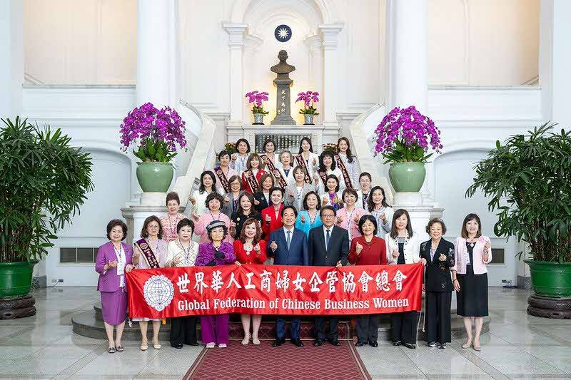 總統與「世界華人工商婦女企管協會回國訪問團」合影