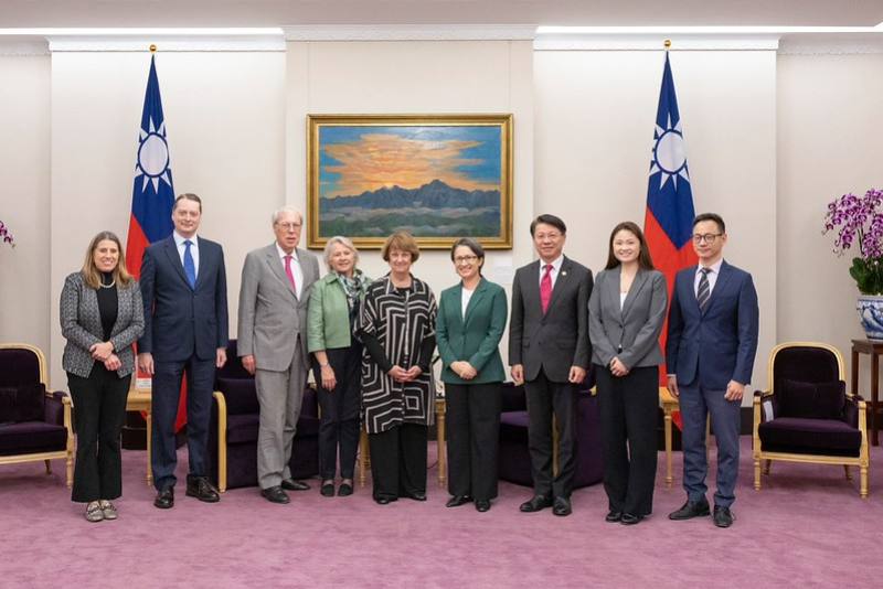副總統與「美國外交政策全國委員會訪問團」合影