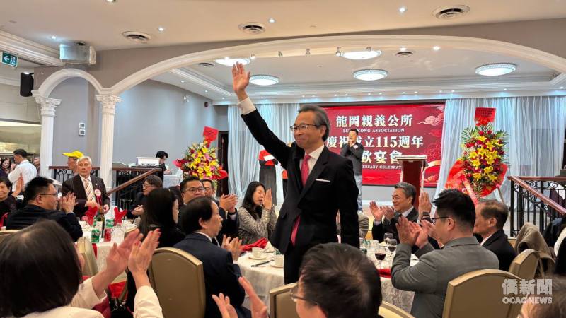 駐多倫多辦事處處長梁毅鵬親切向與會貴賓揮手致意。