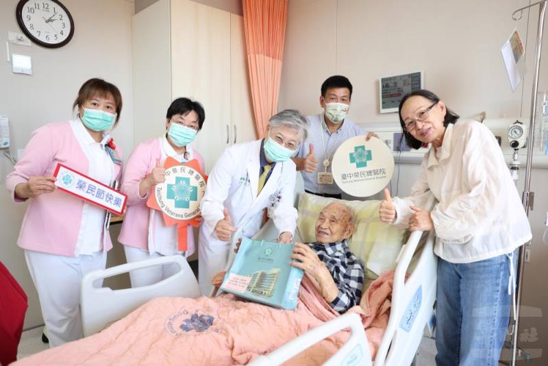 臺中榮總院長傅雲慶27日前往病房探視住院榮民，關心長輩身體狀況。（臺中榮民總醫院提供）
