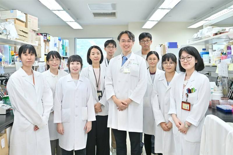 National Yang Ming Chiao Tung University professor and Taipei Veterans General Hospital Center for Infection Control Director Lin Yi-tsung (front row, fourth right) with members of his research team. Photo courtesy of National Yang Ming Chiao Tung Univers