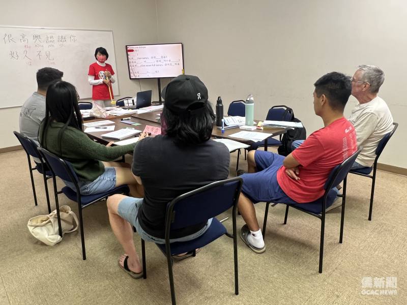 老師林綺敏以生活會話為學生暖身。
