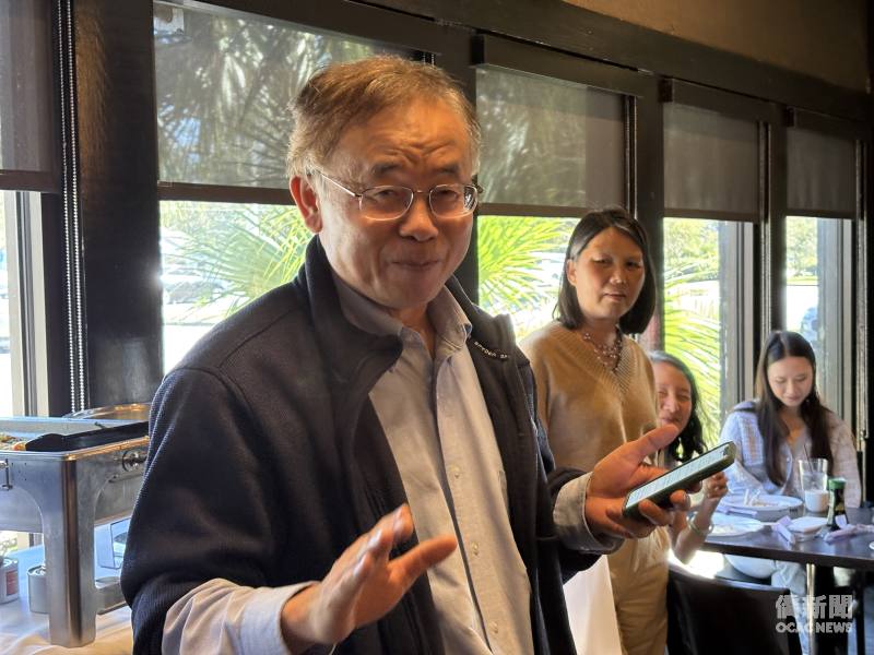 Dr. Xiuwen Liu presents a dramatic reading of a Chinese poem.