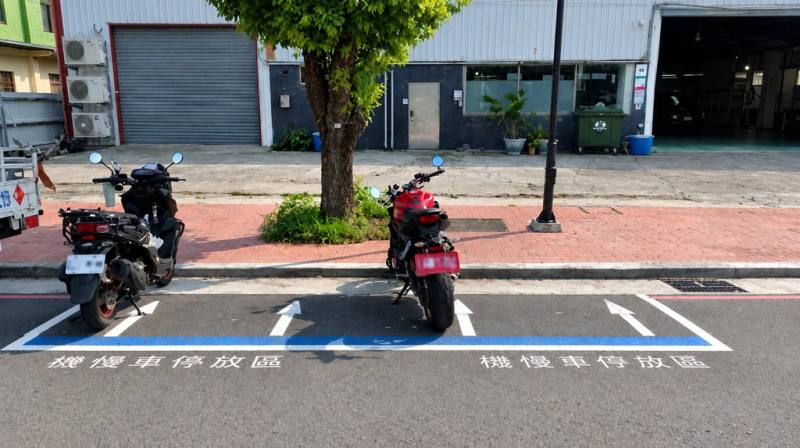台中市交通局宣布，11月1日起全面開放大型重型機車停放路邊機車停車格及機慢車停放區，收費原則按照各路段現行機車費率及時段辦理。（台中市政府提供）