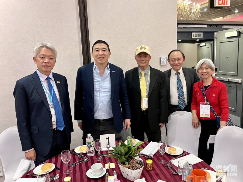 (左至右)駐紐約辦事處處長李志強 、前美國總統參選人楊安澤應邀出席年會，與北美臺大校友會聯合會候任會長李嘉章、大紐約區臺大校友會會長蘇斐璋、郭復吟伉儷合影。