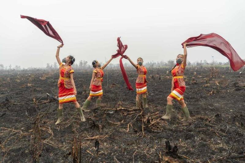 印尼森林及土地火災持續引發關注，西加里曼丹省一群青年穿著當地原住民族傳統服飾、戴著防護面罩，在燒焦的泥炭地上演出傳統舞蹈，呈現野火對自然環境及文化的衝擊。（YIARI-Zwageri Generation提供）