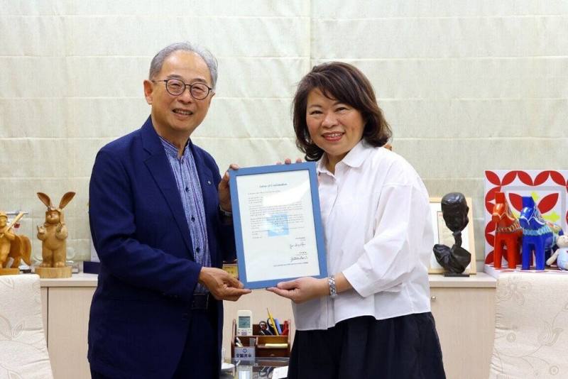 亞太管樂指導者協會榮譽理事長葉樹涵（左）28日拜會嘉義市長黃敏惠（右），並送交2027年亞太管樂盛會議定書，代表亞太管樂節將在嘉義市登場。（嘉義市政府提供）