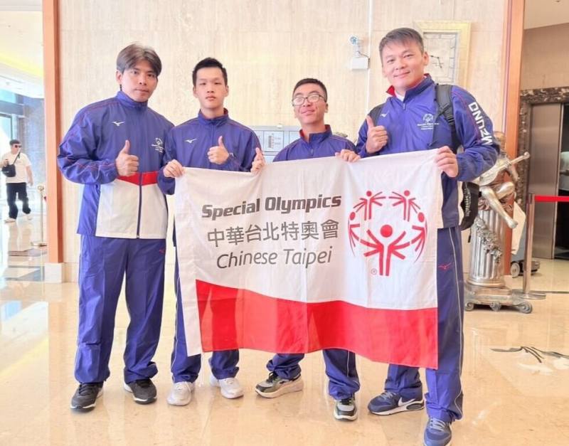 澎湖高級海事水產職業學校學生陳恩宏（左2）、朱育澄（右2）獲選特殊奧林匹克7人制足球賽的台灣代表隊選手，28日啟程前往中國北京參賽。（澎湖高級海事水產職業學校提供）