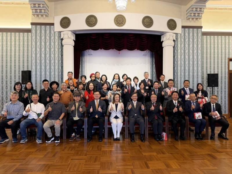 台南市陶藝協會28日首度赴京都市役所舉辦陶藝交流展，訪問團在台南市榮譽市民、京都府議會議員寺田一博，以及京都府、市議會跨黨派議員陪同下，拜會京都市長松井孝治。（郭貞慧提供）
