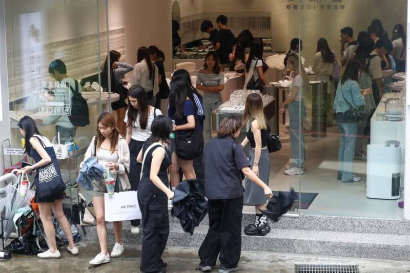 台北市赤峰街一處商家購物人潮不斷。