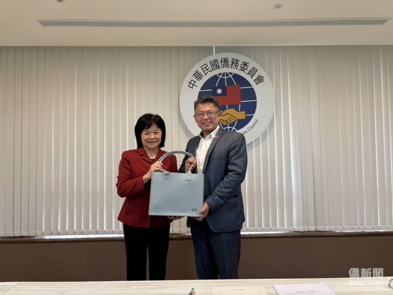 僑委會副委員長賴麗瑩與阿根廷僑聯會洪理事長瑞堂合影