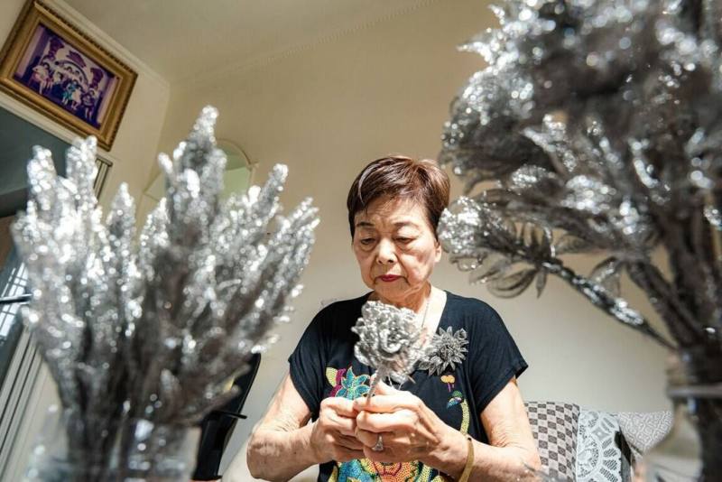 2026高雄國際鋼雕藝術節登場，85歲素人藝術家林洪玉秀（圖）以金屬紗網編織永不凋謝的花朵，成為展覽亮點。（高雄市文化局提供）