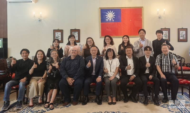 駐南非代表處大使廖文哲（前排中）與南非各地華校代表合影，交流華文教育及招生現況。