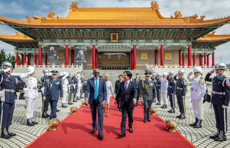 賴清德總統29日上午以隆重軍禮歡迎聖露西亞總理皮耶（Philip J. Pierre）伉儷