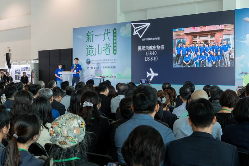 總統抵達後，首先聽取圓夢青年成果分享