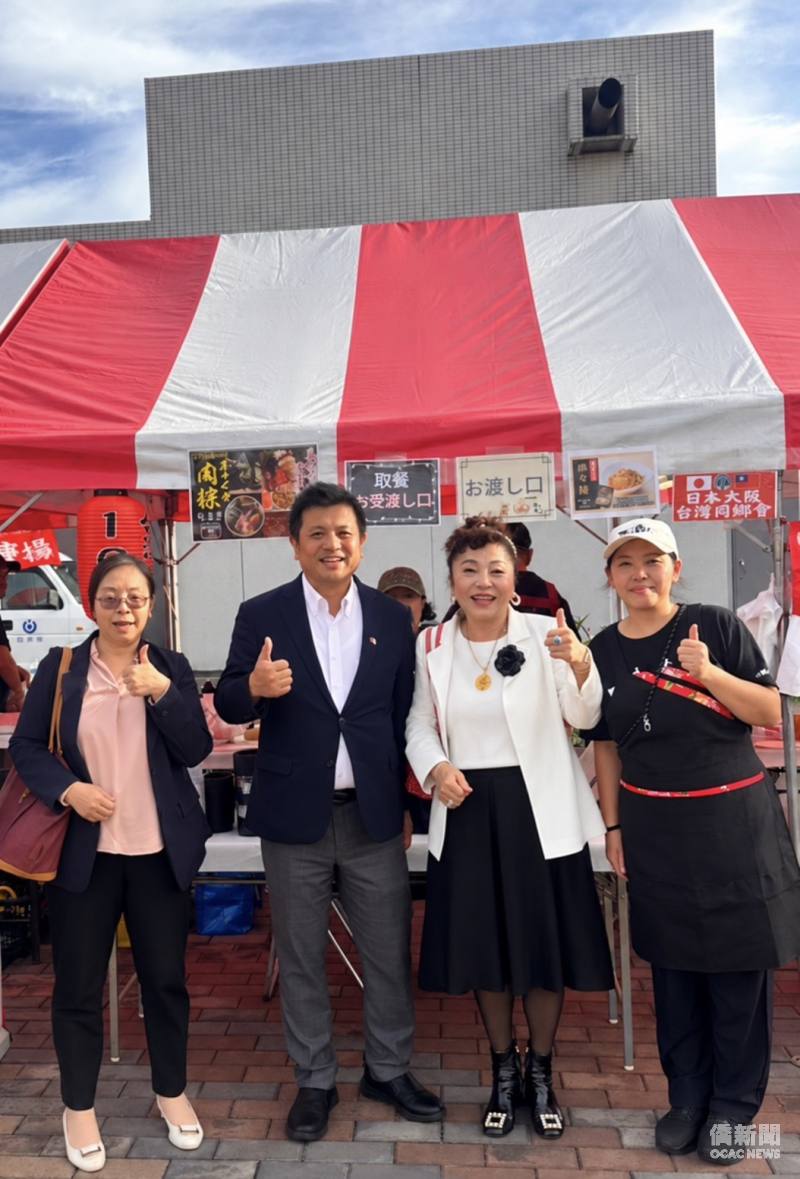 劉拓(左2)與日本大阪台灣同鄉會會長謝美香(右2)、秘書長林美惠(右1)於攤位前合影。