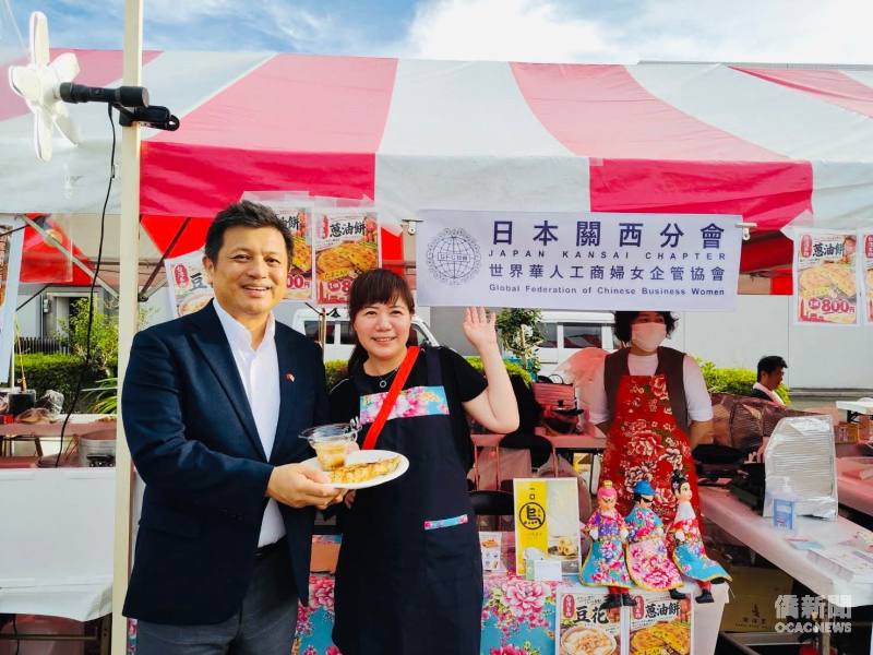 劉拓(左)與世界華人工商婦女企管協會（世華）日本關西分會副會長連玉靜(右)於攤位前合影。