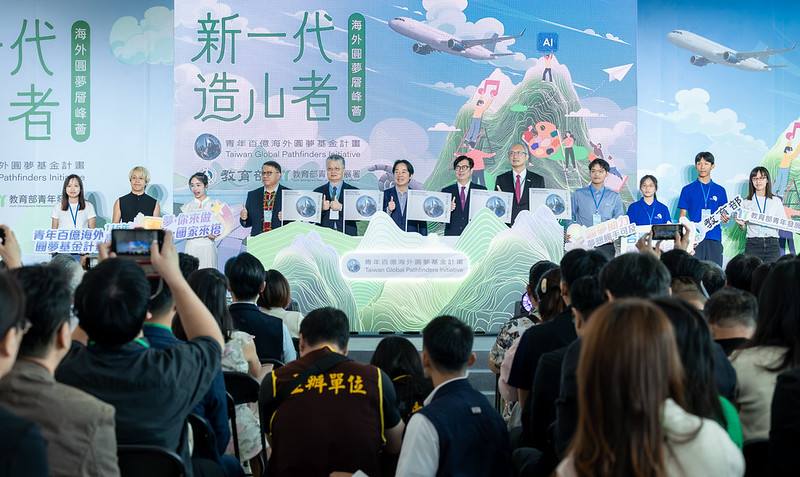 賴清德總統30日上午出席「115年度青年百億海外圓夢基金計畫高雄成果展記者會」