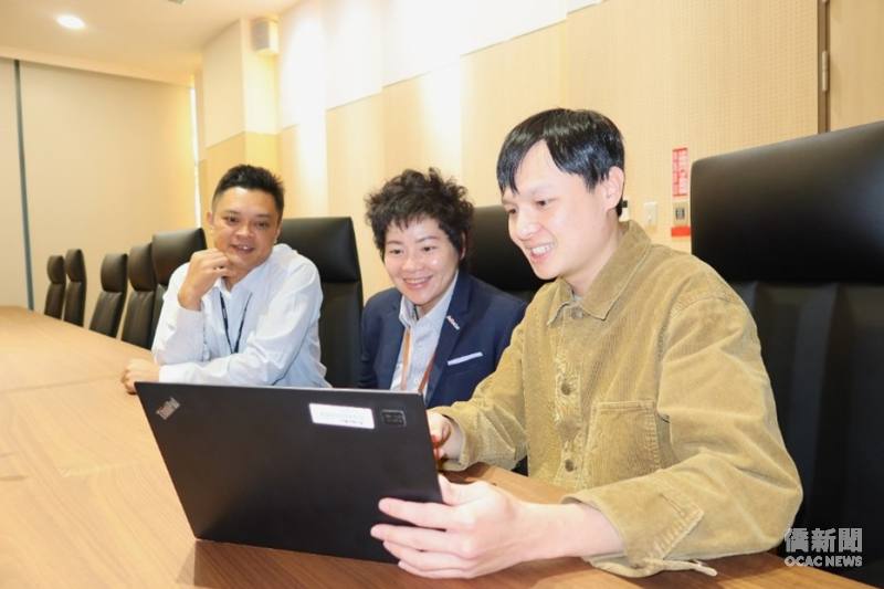 任職於欣銓科技的馬來西亞籍僑生劉以航工程師（圖右），畢業於清華大學動機所，深耕晶圓測試機臺維護與異常分析，展現卓越工程專業實力。（圖／僑委會提供）
